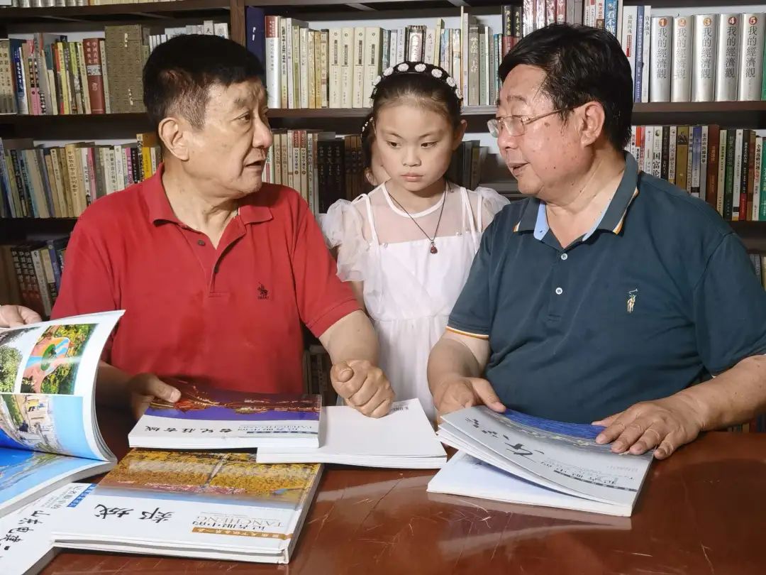 山東省新聞攝影學(xué)會向李錦書院贈送畫冊圖書