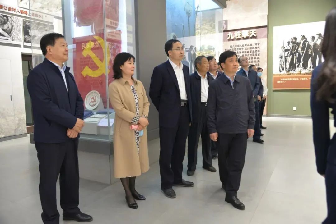 崔鳳友帶領(lǐng)市人大機關(guān)青年理論學(xué)習(xí)小組到九間棚開展學(xué)習(xí)教育活動